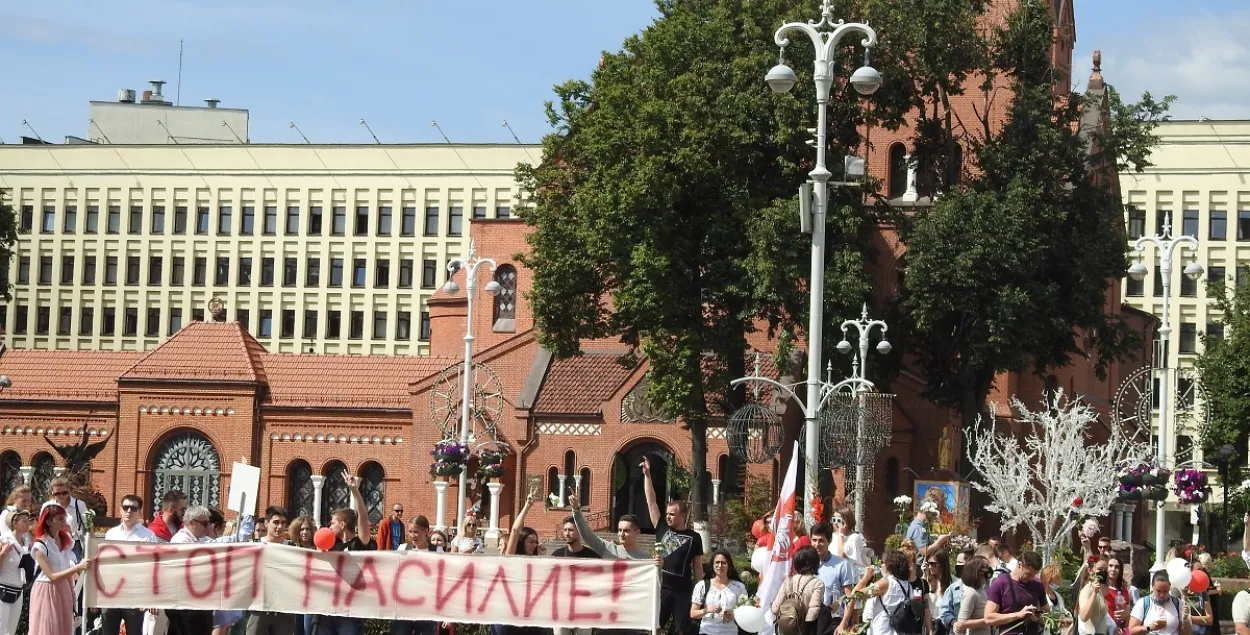 Минчане вышли с мирным пикетом к Мингорисполкому и зовут на свидание мэра / Еврорадио