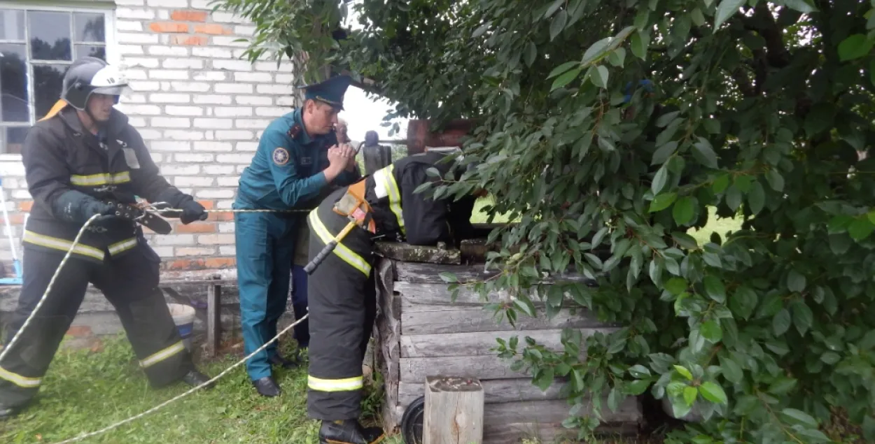 Жанчына збірала вішні і ўпала ў 8-метровы калодзеж (фота)