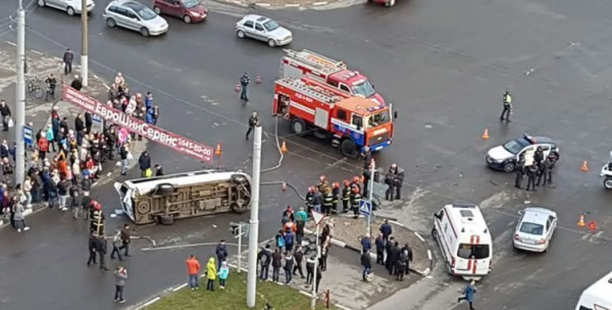 У Віцебску міліцэйскі УАЗ сутыкнуўся з маршруткай (відэа)