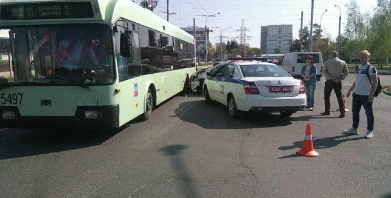 П'яны кіроўца легкавіка ў Мінску ўрэзаўся ў аўто і тралейбус