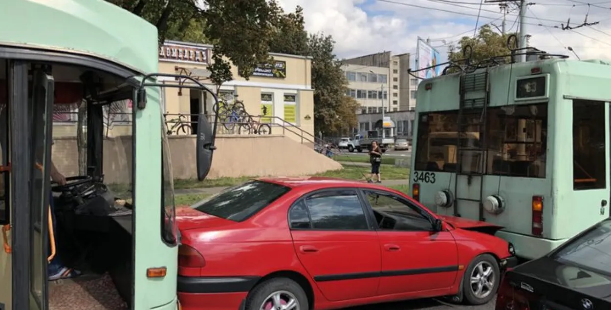 Тралейбус у Мінску ўпячатаў "Таёту" ў іншы тралейбус (фота)