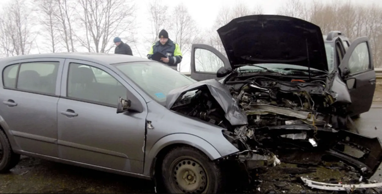 Страшная аўтааварыя пад Мінскам: адзін з кіроўцаў трапіў у рэанімацыю