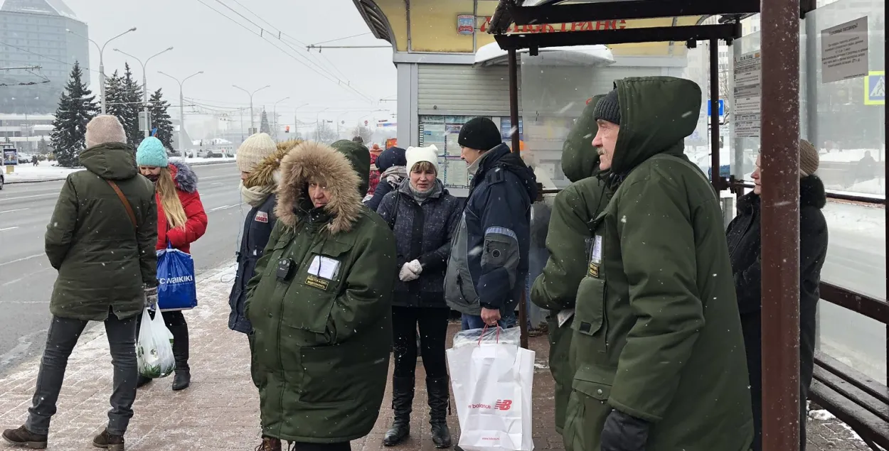 "Зялёныя чалавечкі": мінскія кантралёры здзівілі пасажыраў зімовымі курткамі