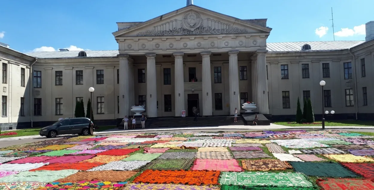 Двор Новага замка ў Гродне высцелілі гістарычнымі дыванамі і посцілкамі (фота)