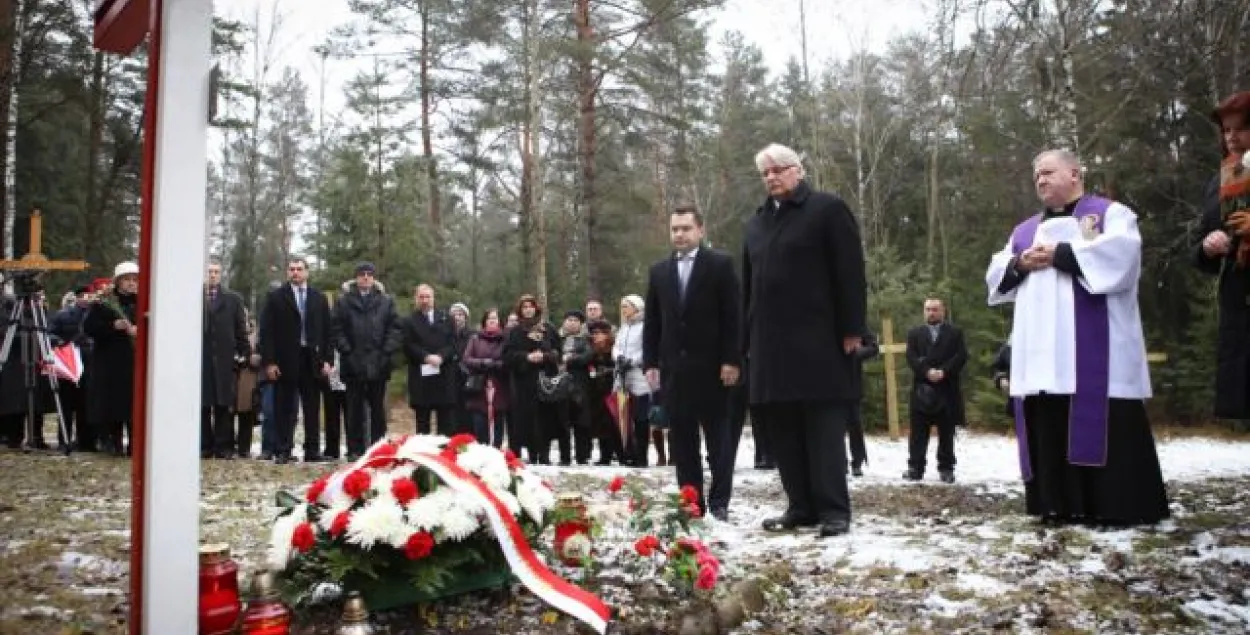 Фотафакт: міністр замежных спраў Польшчы наведаў Курапаты пад Мінскам