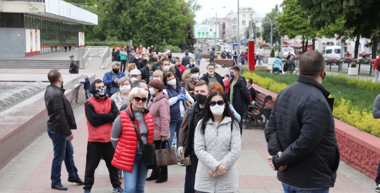 У Гомелі сотні людзей стаялі ў чарзе, каб падпісацца за Ціханоўскую
