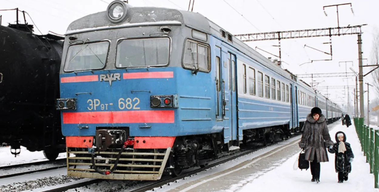 Пад Нясвіжам электрычка сутыкнулася з трактарам 