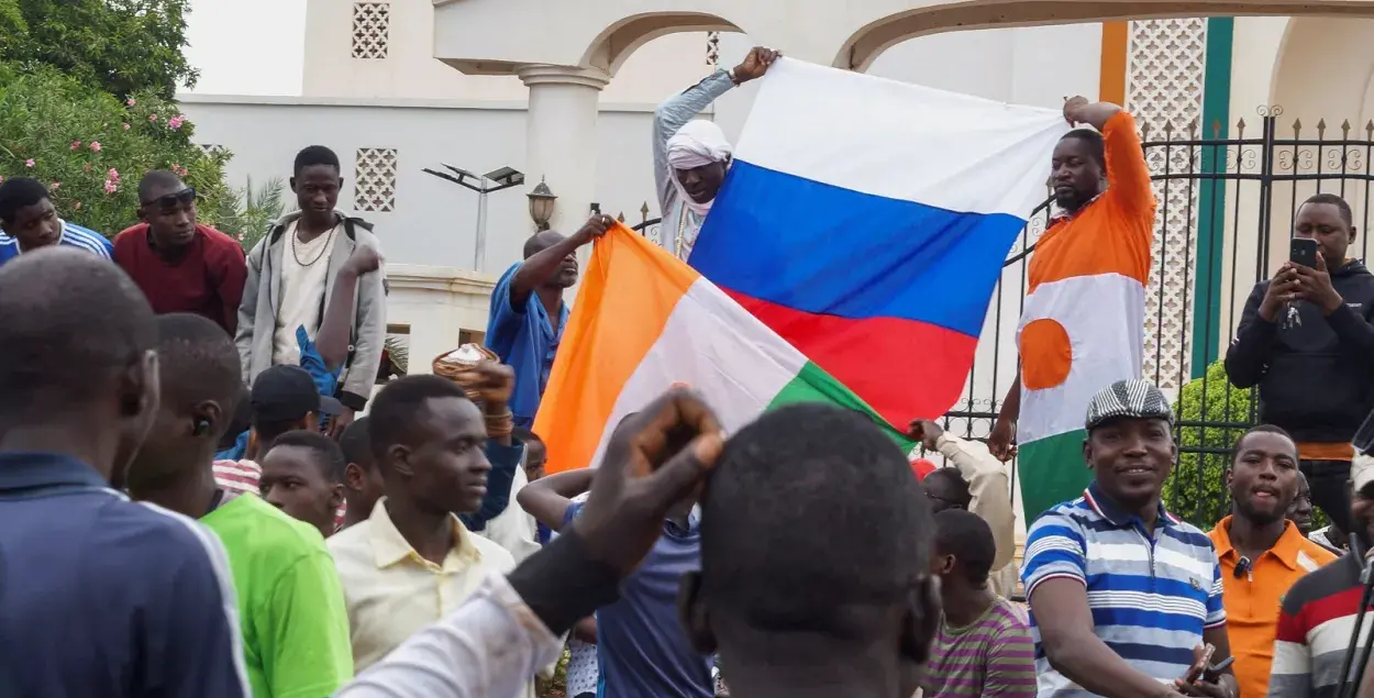 Сторонники путчистов в Нигере поднимают российский флаг / reuters.com