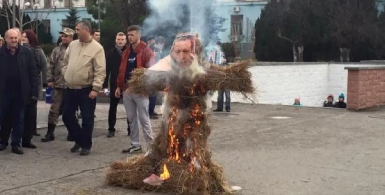 У крымскім Сімферопалі спалілі пудзіла Эрдагана (фотафакт)