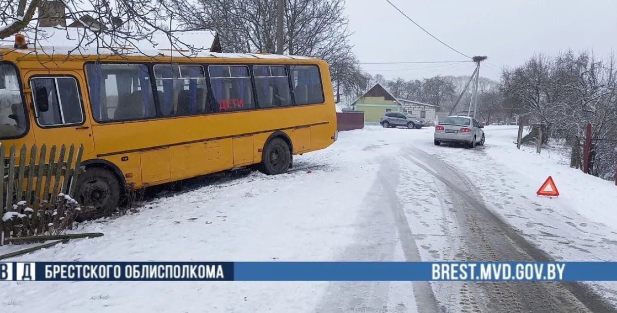 Пад Брэстам школьны аўтобус з дзецьмі трапіў у ДТЗ і знёс плот