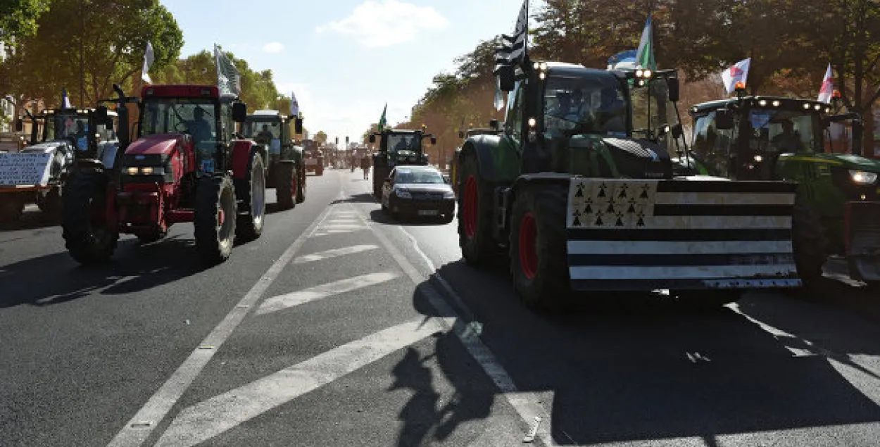 Французскія фермеры прыехалі пратэставаць у Парыж на трактарах (відэа)