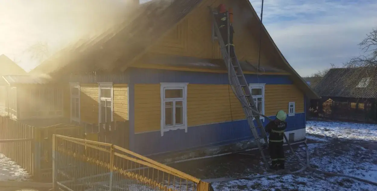 Ліквідацыя пажару ў аграгарадку Вензавец Дзятлаўскага раёна /&nbsp;grodno.mchs.gov.by