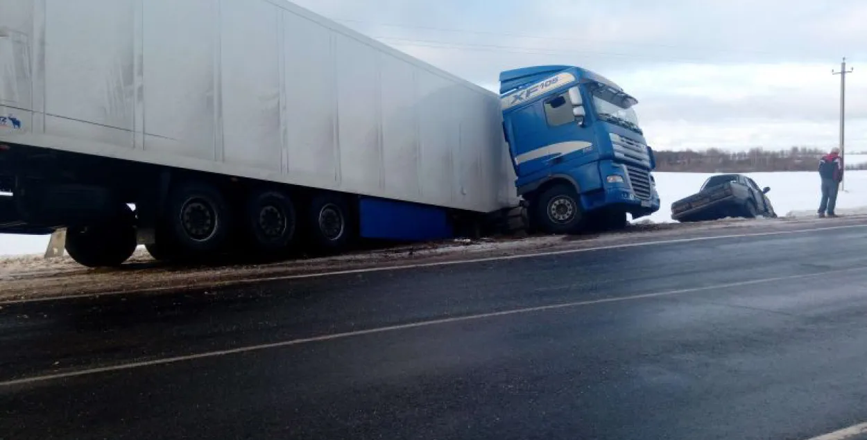 У Верхнядзвінскім раёне фура ўрэзалася ў легкавік. Кіроўца загінуў 