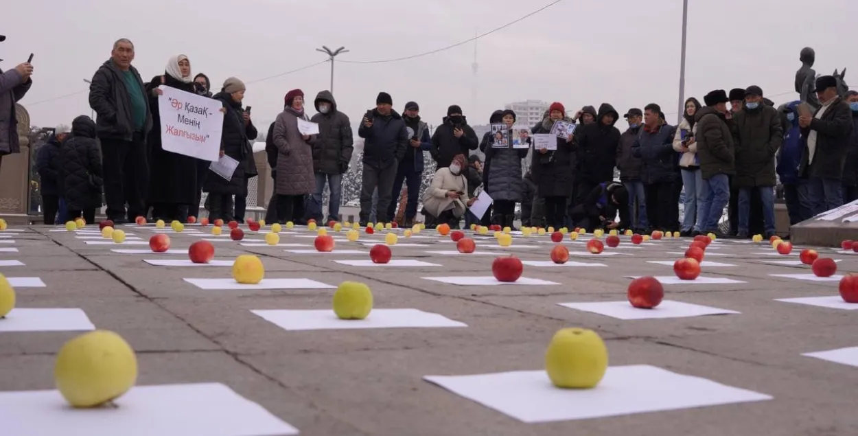 Около 600 человек собрались на траурный митинг в Алматы