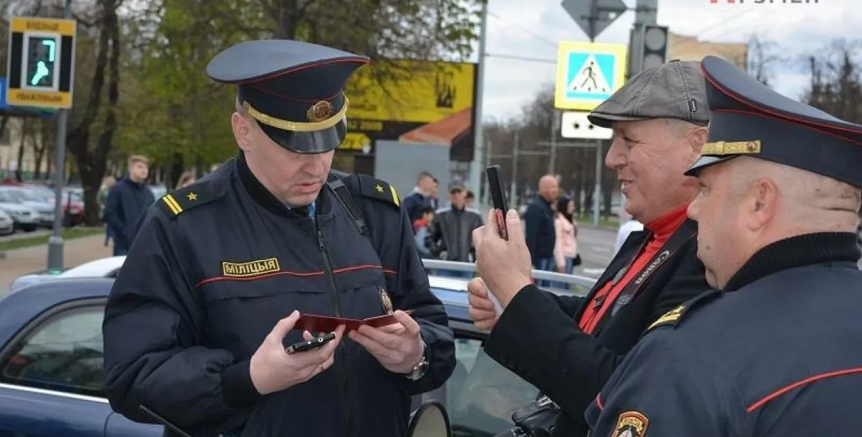 Милиционеры проверяют документы у Сергея Гордиевича / &quot;Первый регион&quot;​