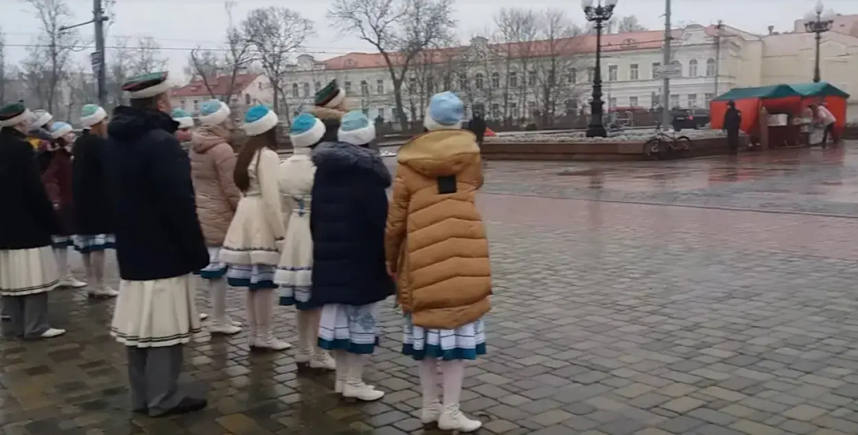 На канцэрт у Гродне ніхто не прыйшоў. Артысты мокнулі і спявалі для сябе (відэа)