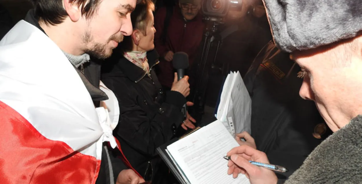У адказ на зварот блогера наконт “Пагоні” МУС расказаў пра дзяржаўны герб