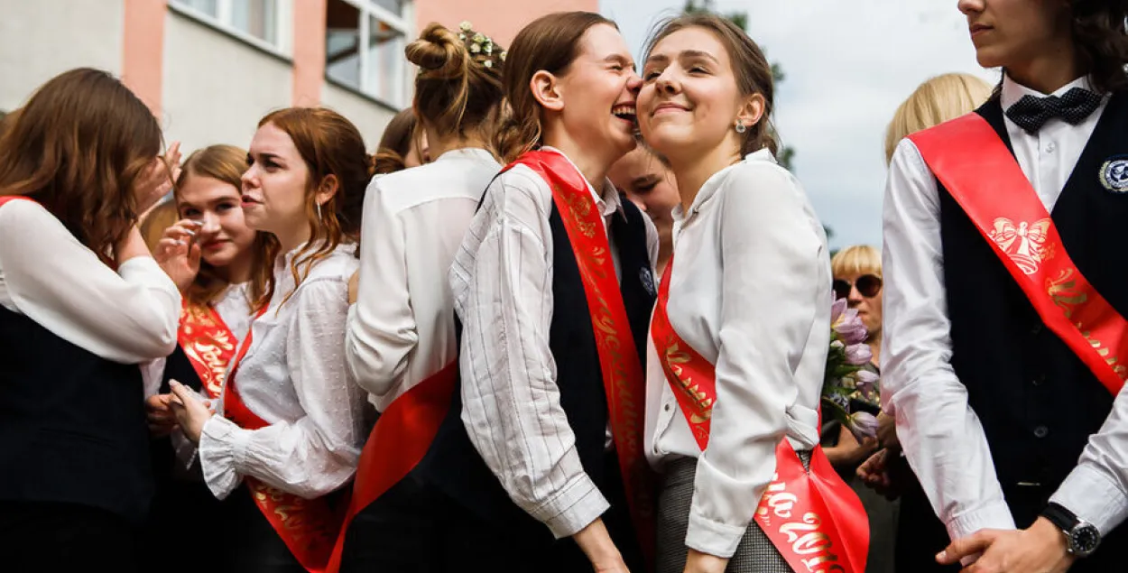 Школьнікам у Ганцавічах забараняюць ісці на выпускны ў белых і чырвоных стужках