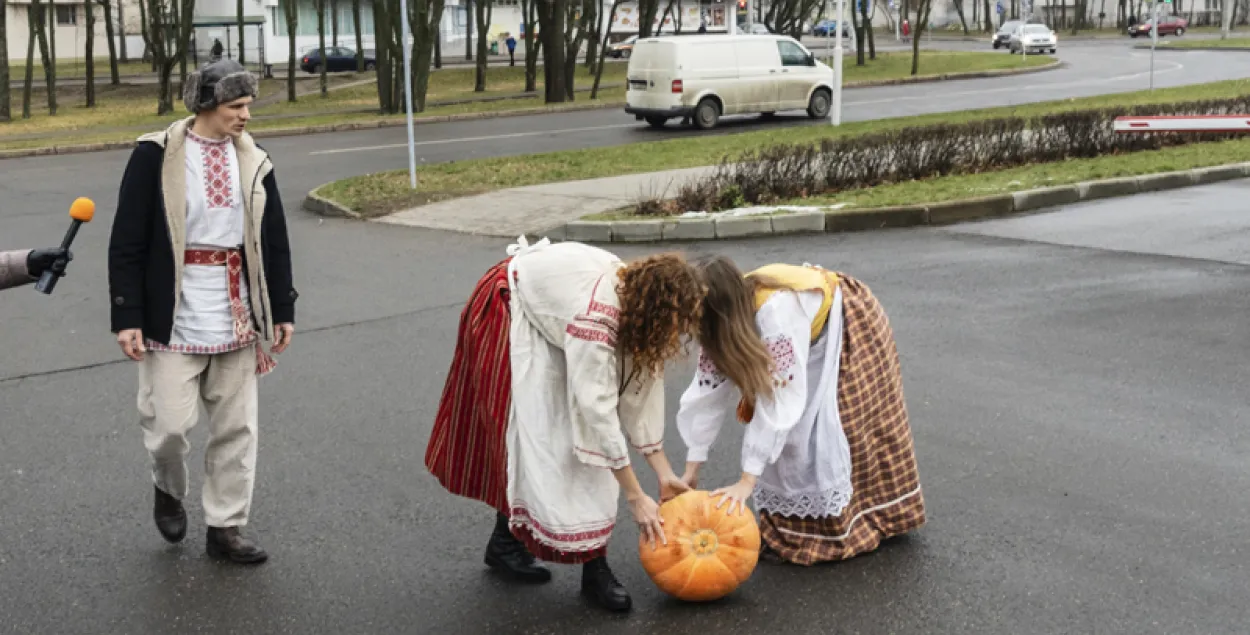 Беларускі ў нацыянальных строях прынеслі гарбуз да амбасады Расіі