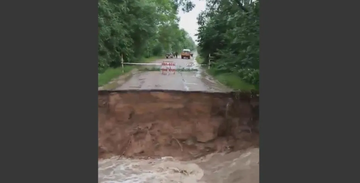 У Глыбоцкім раёне змыла частку дарогі