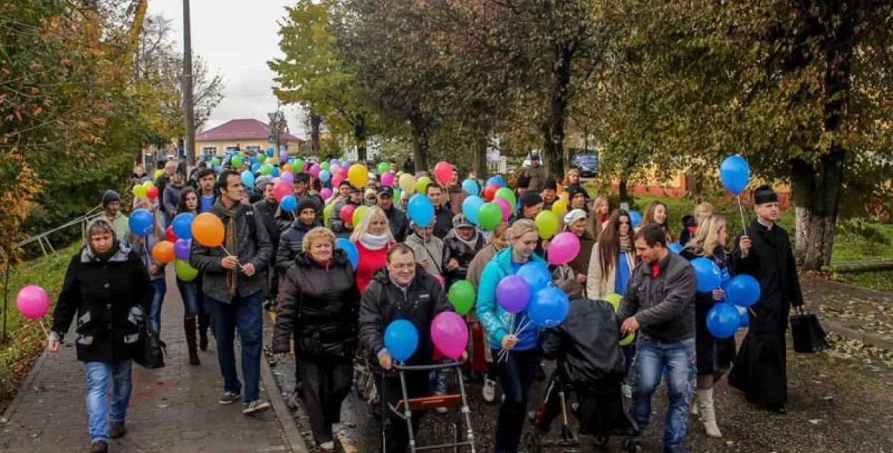 Па вуліцах Глыбокага прайшло шэсце людзей з інваліднасцю (фота)