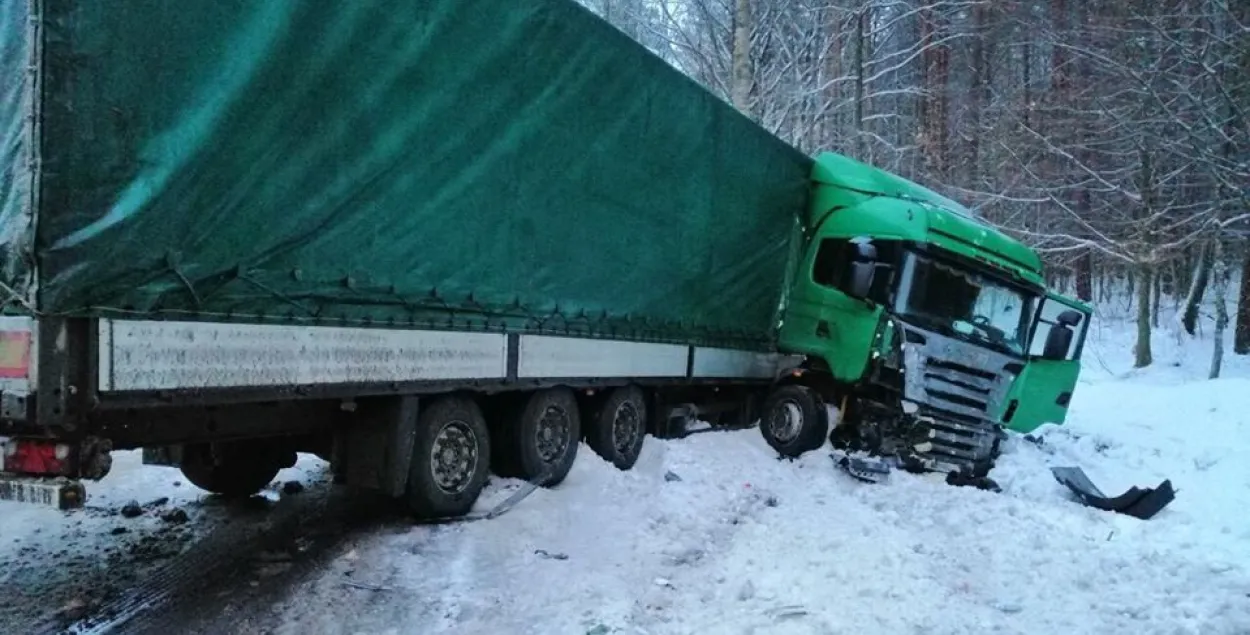 Легкавік на Гомельшчыне ўлабавую ўрэзаўся ў фуру, загінулі два чалавекі