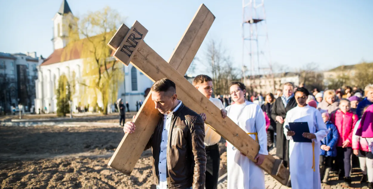 У Мінску 14 вернікаў пранеслі на сабе крыж (фота)