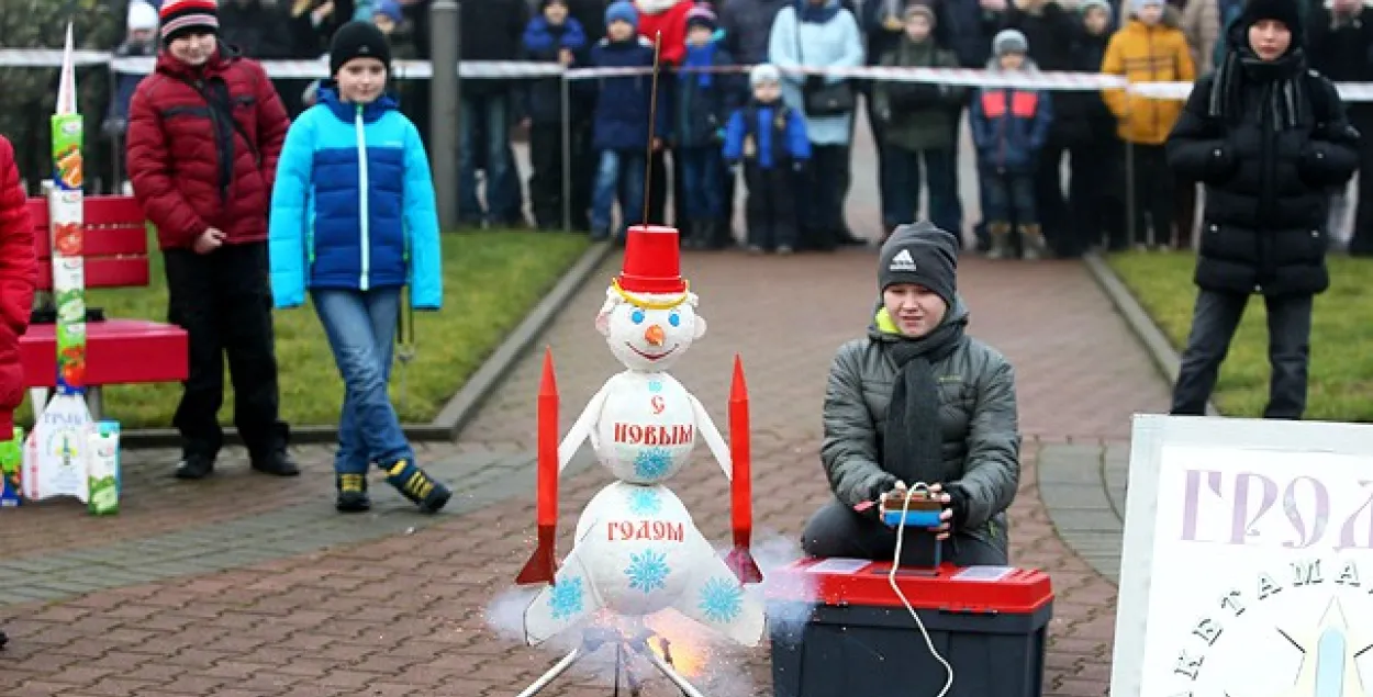 У Гродне ў неба запусцілі ялінку, снегавіка, Дзеда Мароза