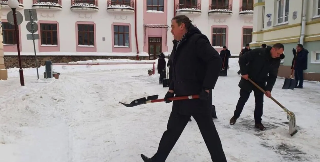 Владимир Караник убирает снег в Гродно / s13.ru​