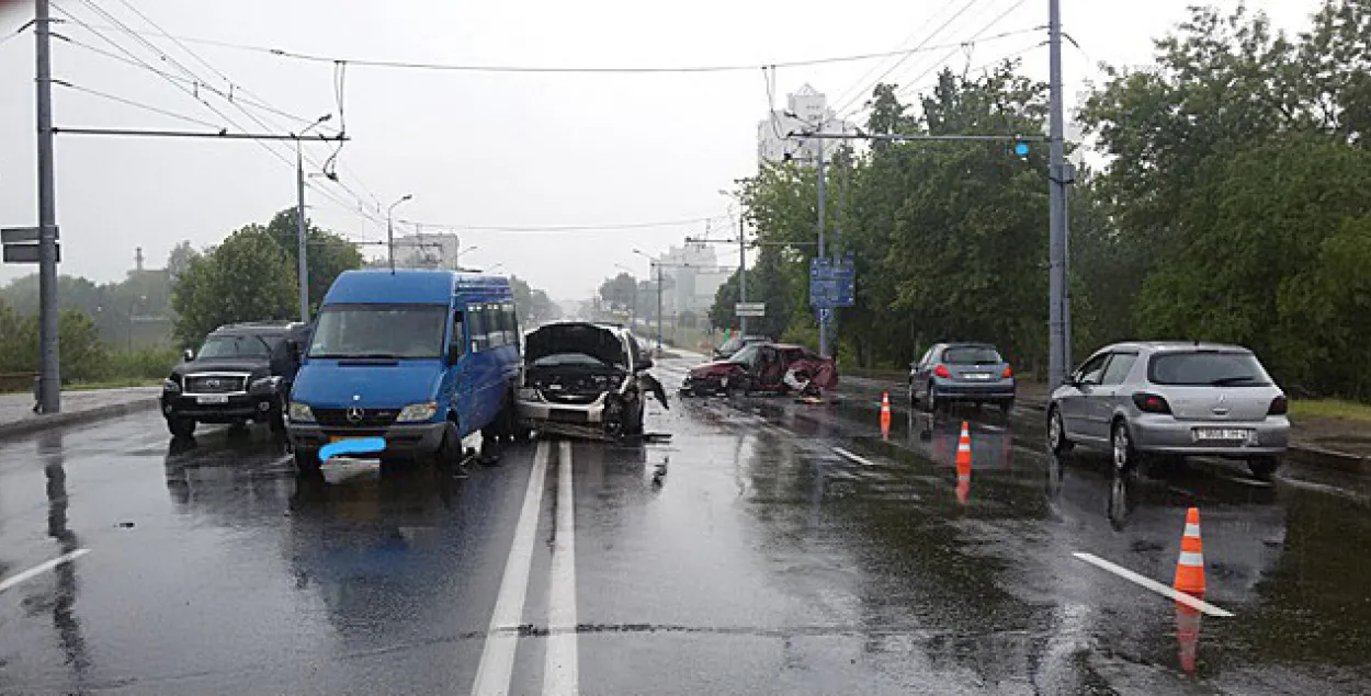 У Гродне каля моста праз Нёман сутыкнуліся некалькі аўто (фота)