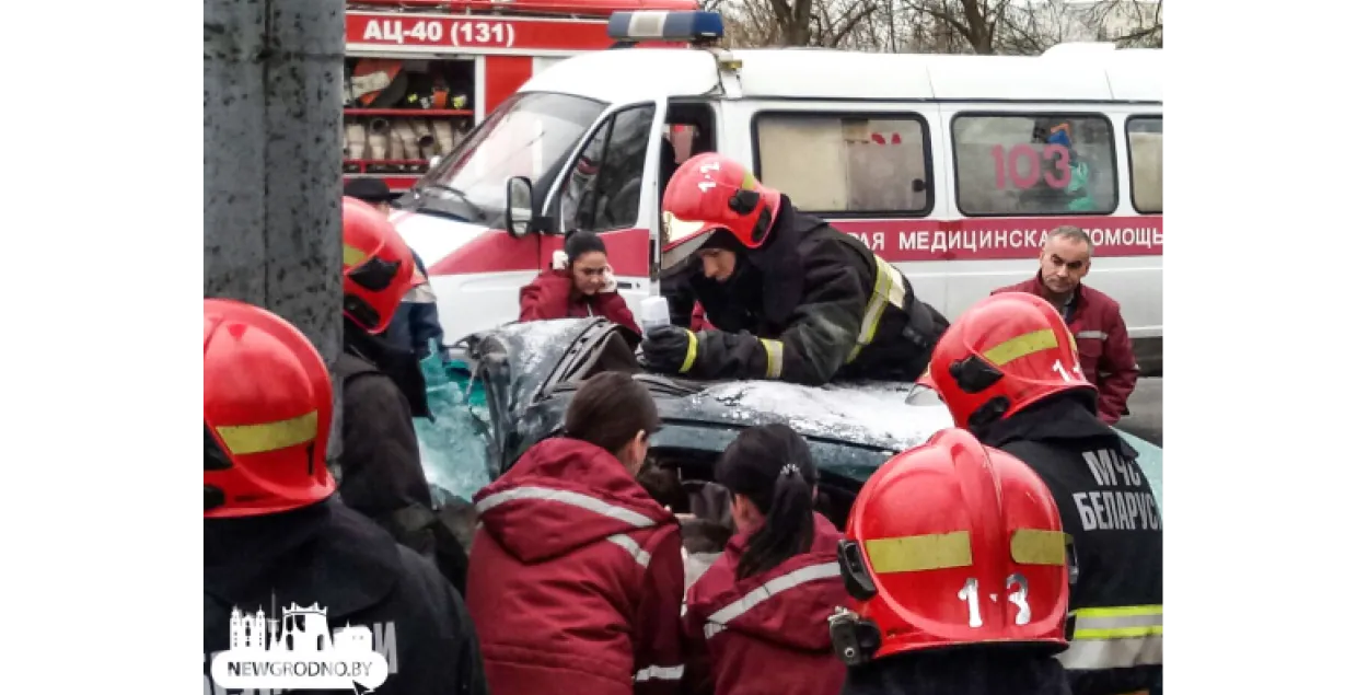 20 хвілінаў ратавальнікі даставалі з аўто ахвяру галалёду ў Гродне