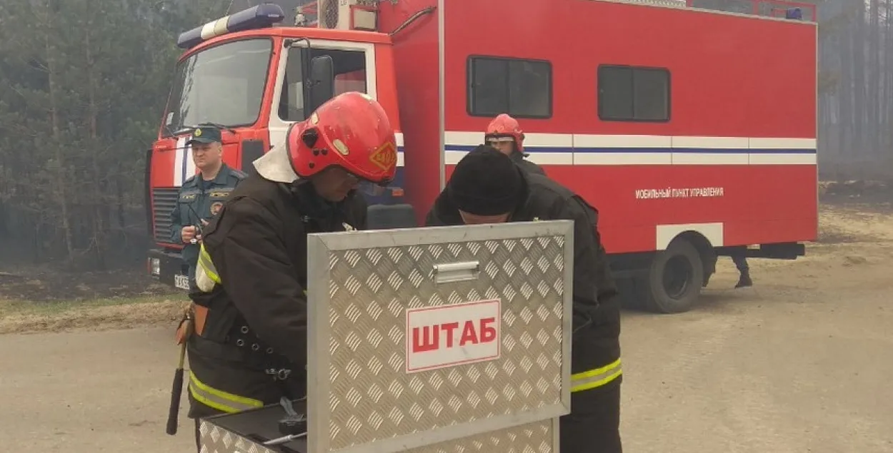 Амаль 200 чалавек змагаюцца з лясным пажарам пад Гроднам