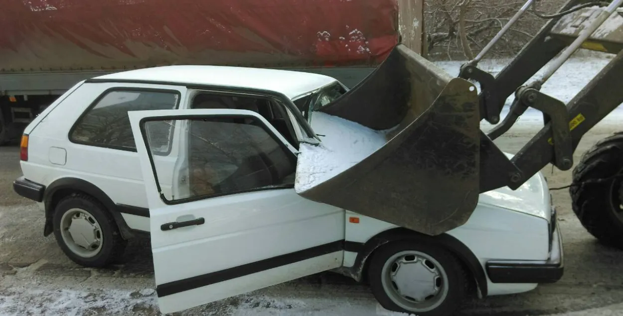 У Гродне трактар на сустрэчцы заехаў каўшом у салон легкавіка