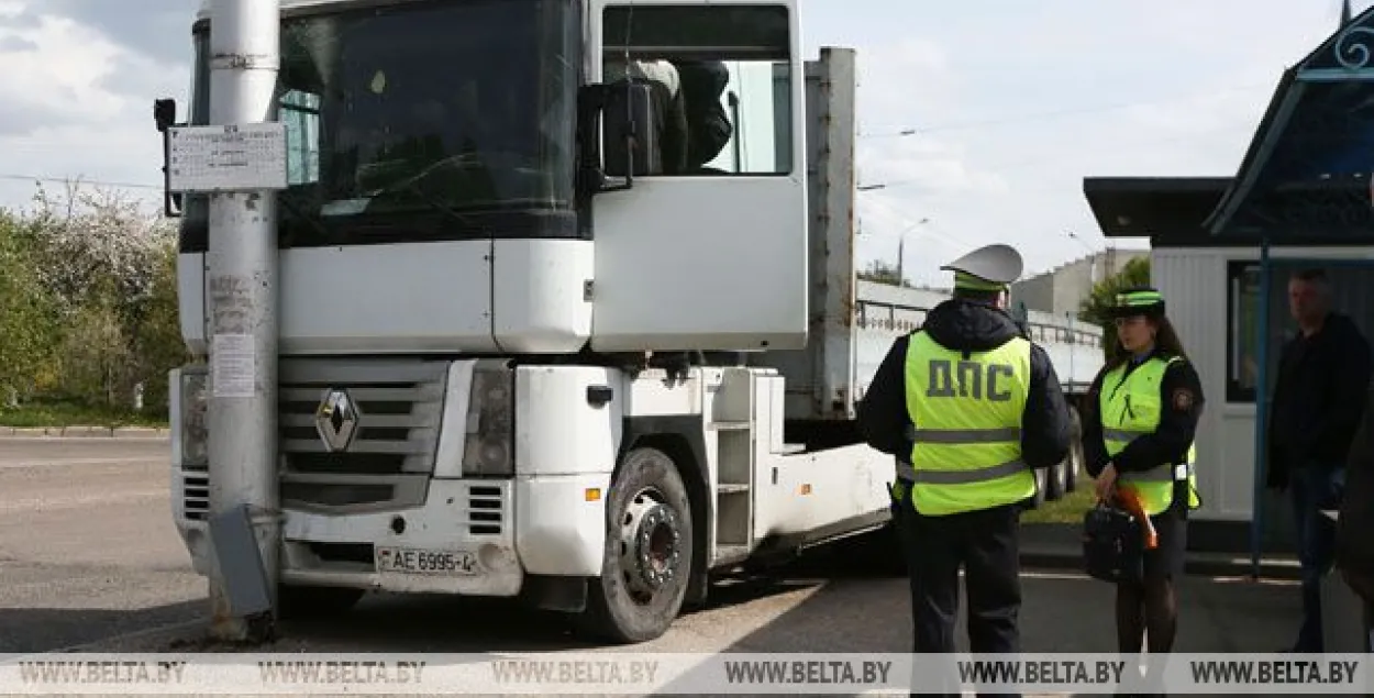 У Гродне грузавік без кіроўцы выкаціўся на прыпынак: два чалавекі ў лякарні