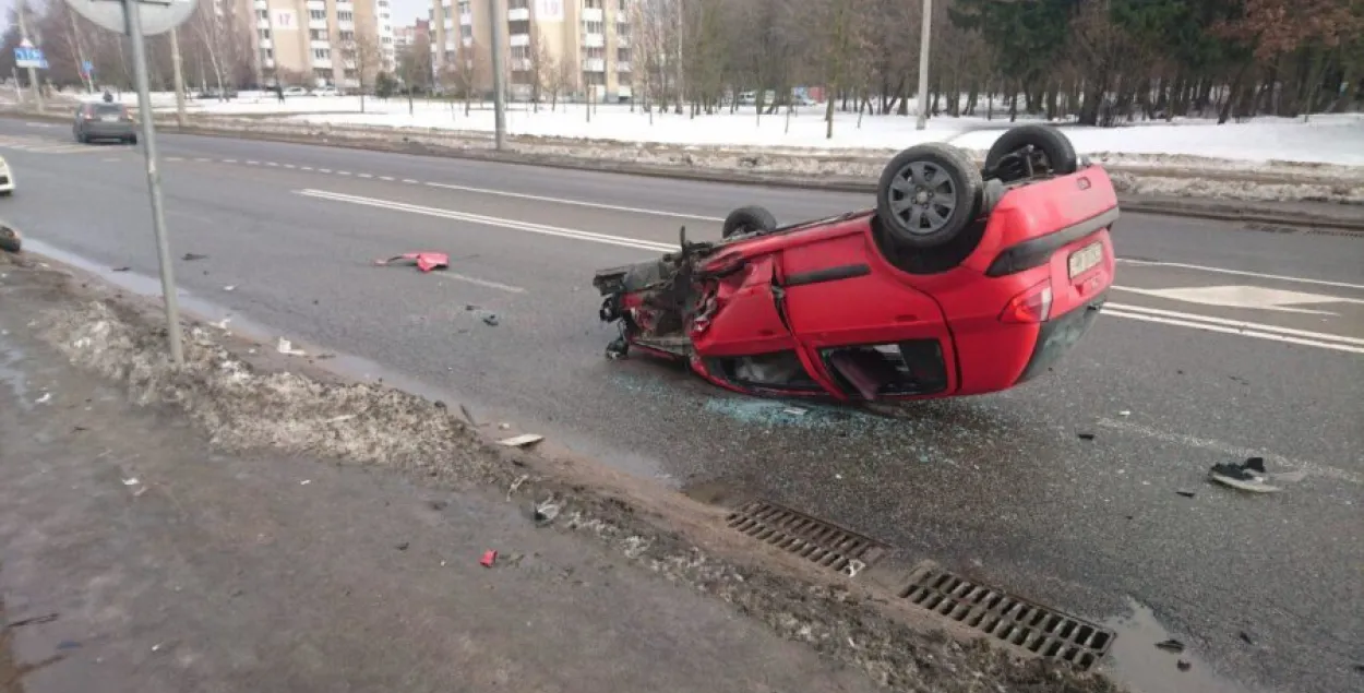 У мінскім Сухараве легкавік перакуліўся і лёг дахам на зямлю