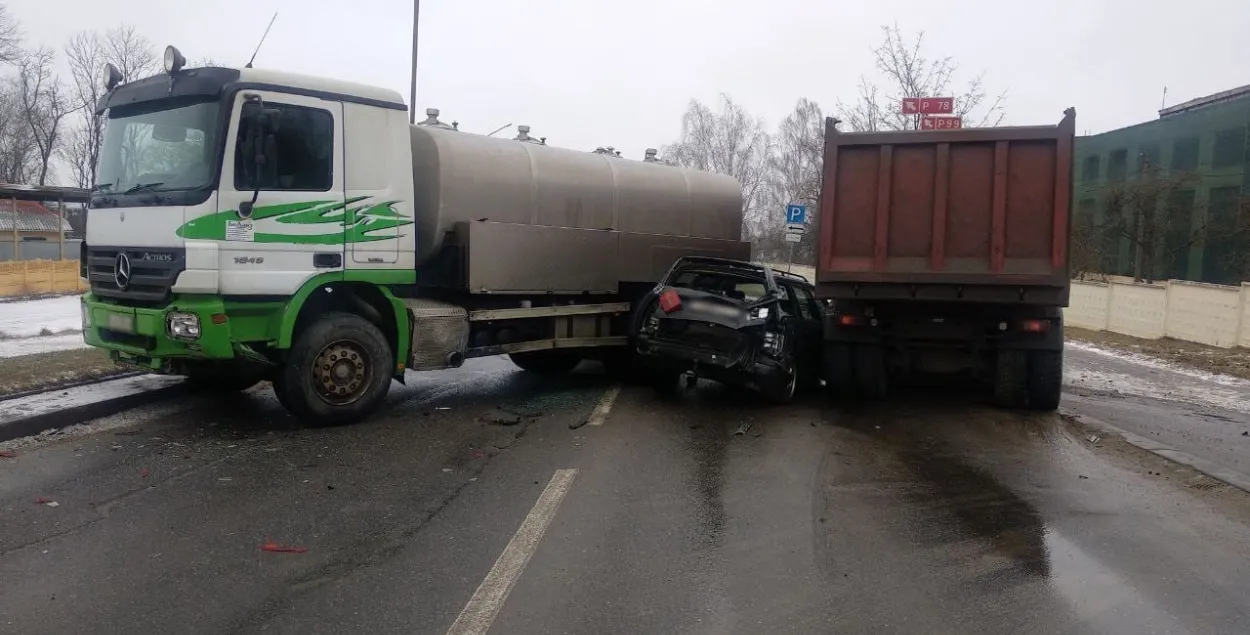 У Ваўкавыску ў ДТЗ легкавік заціснула паміж малакавозам і грузавіком