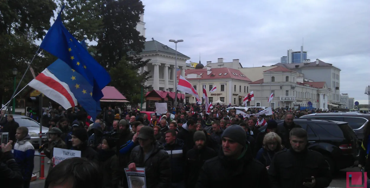 Фотафакт: у Мінску праходзіць "шэсце нацыянальнага сцяга"