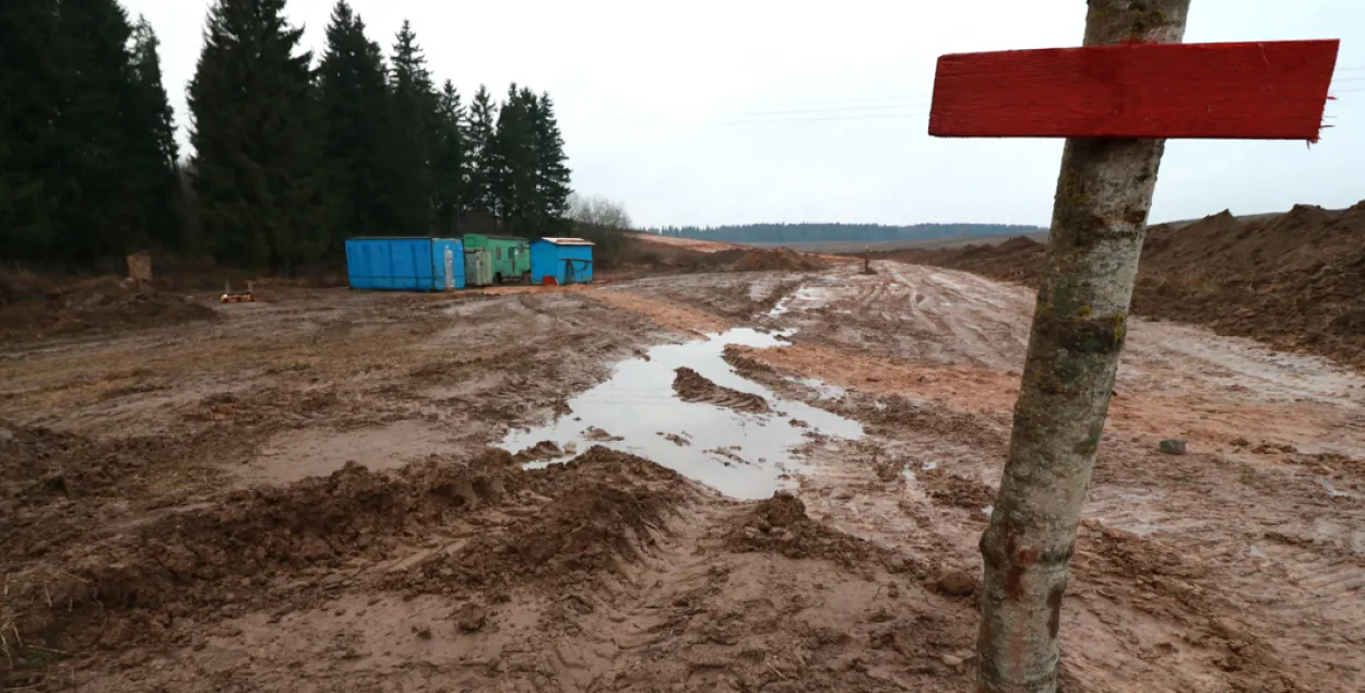 Пад Маладзечнам, нягледзячы на пратэсты, пачалі будаваць свінакомплекс (фота)