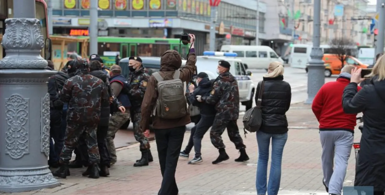 Затрымлівалі і выклікалі ў міліцыю 120 актывістаў і прыхільнікаў Ціханоўскага
