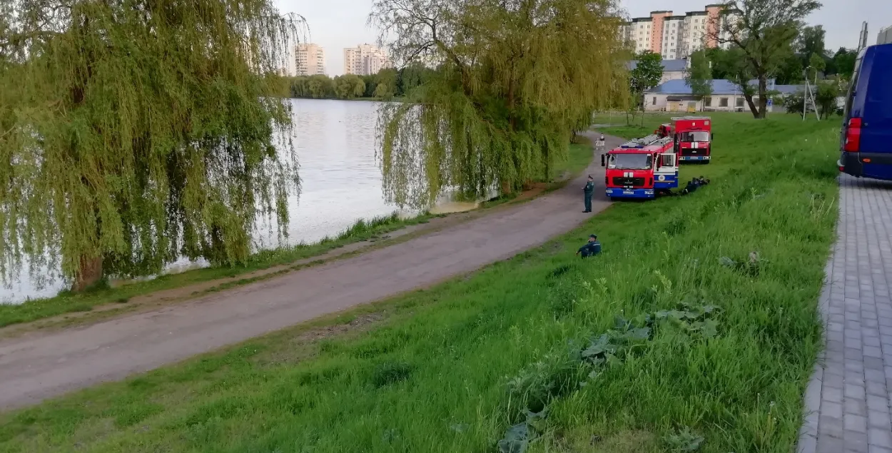 У цэнтры Мінска ў Свіслач злілі смярдзючую субстанцыю, яе не прыбіраюць два дні