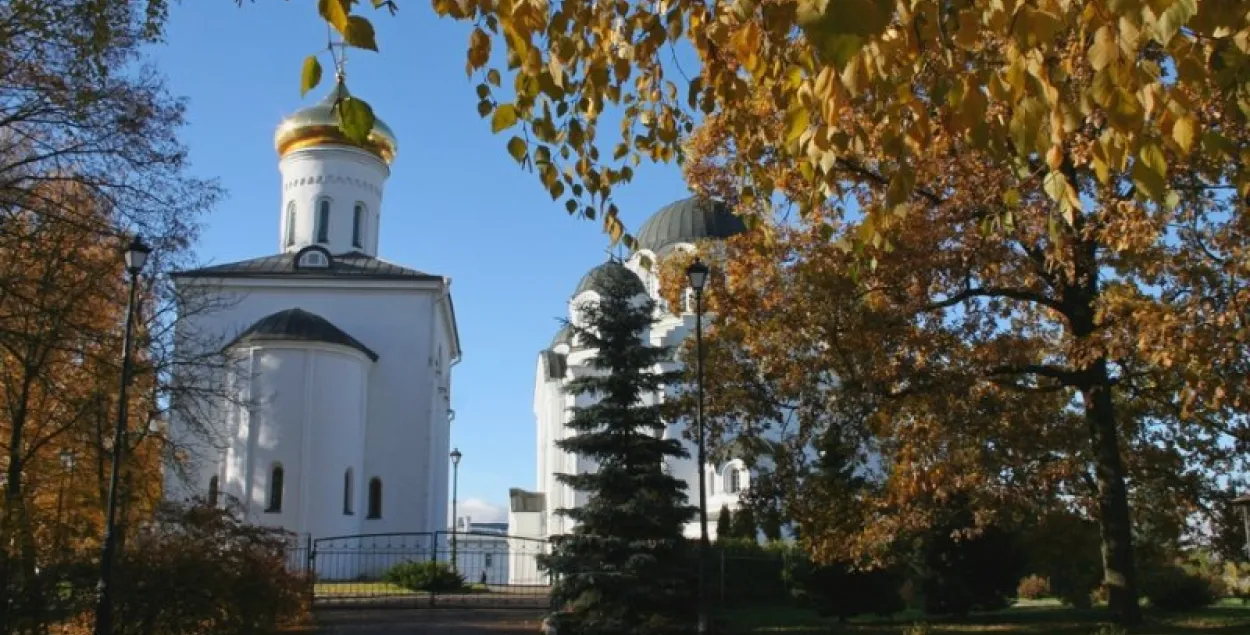 Хуліган на машыне пратараніў браму праваслаўнага манастыра ў Полацку