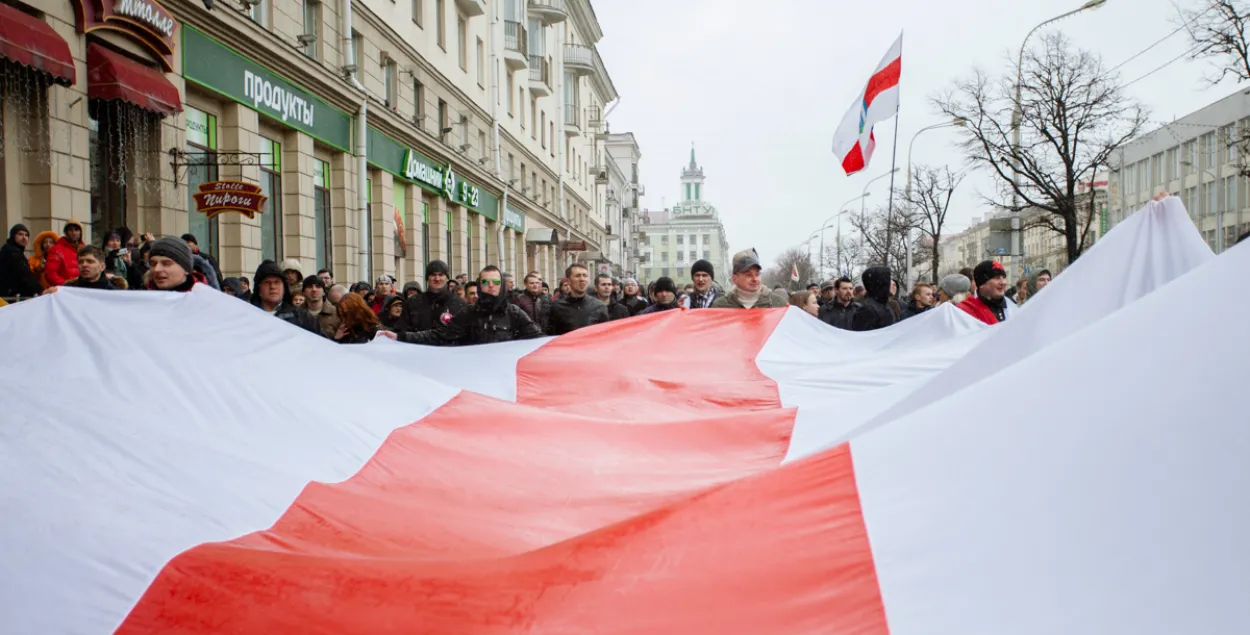 Хлопцу, якога пасадзілі на 5 сутак, маці пашыла сцяг 4,5х8 метраў