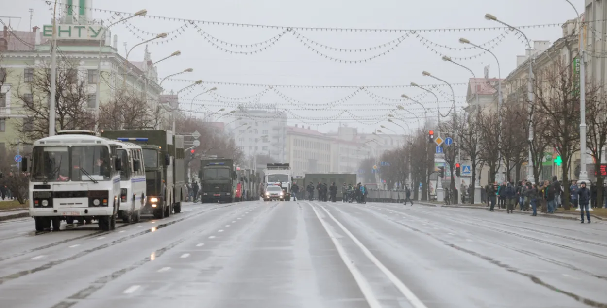 Мітрапаліт Кандрусевіч: Святочная працэсія выходзіць з касцёла, а там — аўтазак