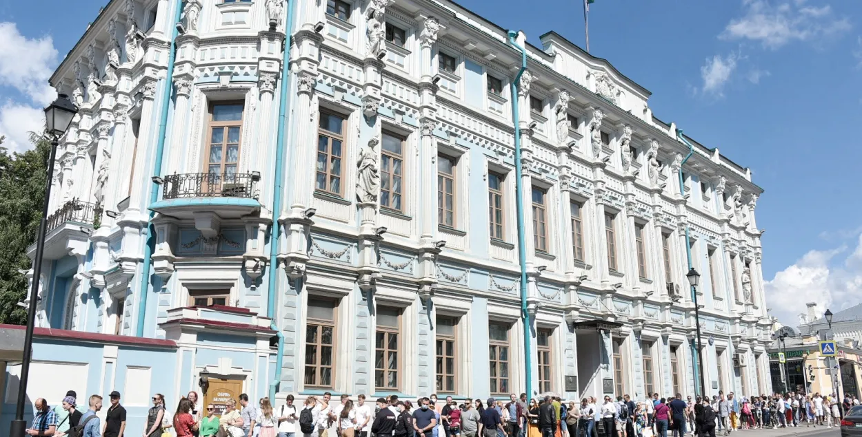 Очередь на участок голосования возле посольства Беларуси в Москве&nbsp;/ Вікторыя Адзісонава &quot;Новая газета&quot; для Еўрарадыё