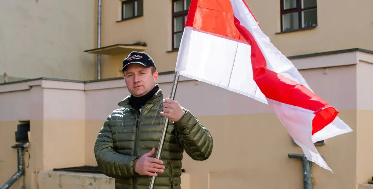 "Поднимаем флаг обратно". Гісторыя хлопца, які ўзняў сцяг і апынуўся ў аўтазаку