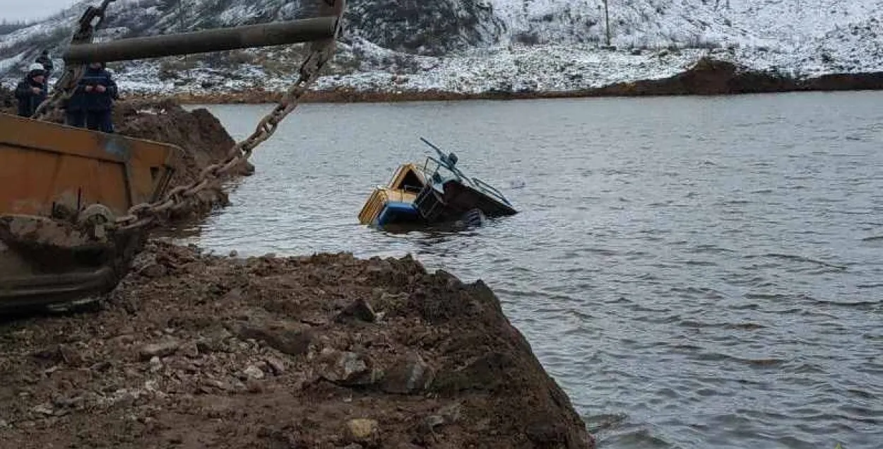 У Віцебскім раёне ратавалі БелАЗ, які патануў у кар'еры