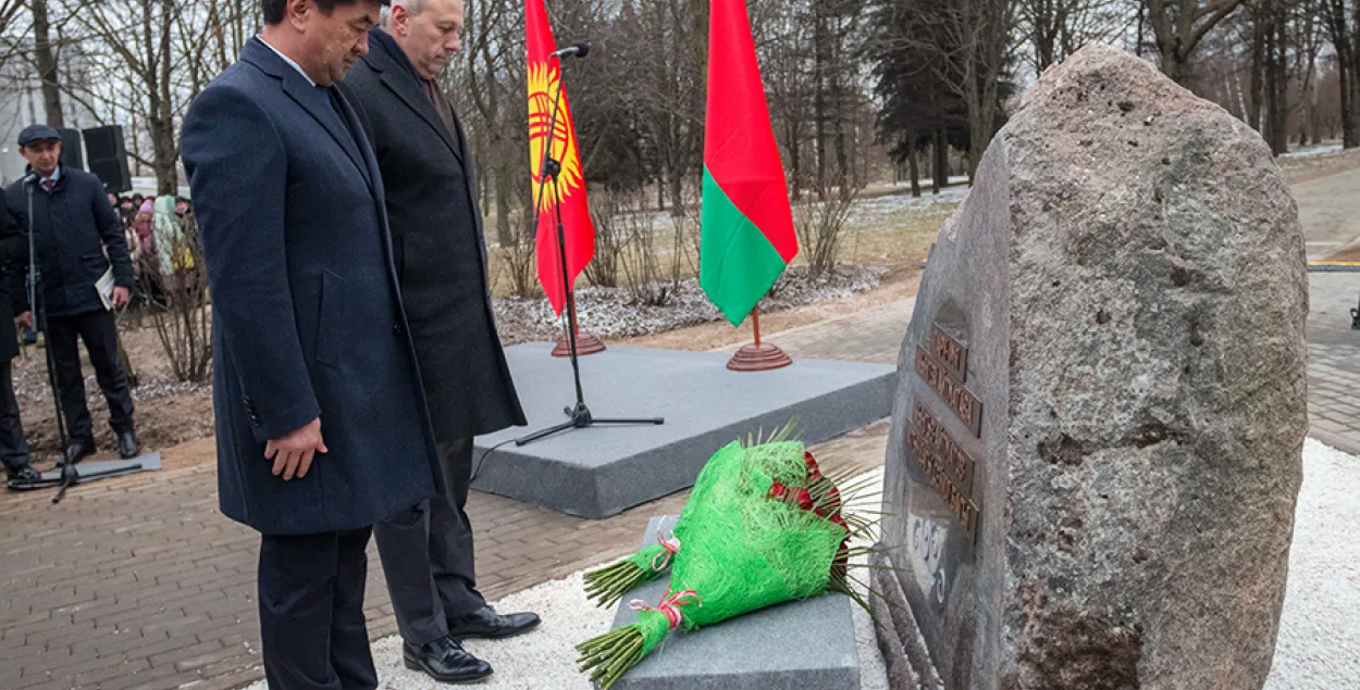 У Мінску з'явіўся памятны знак Чынгізу Айтматаву (фота, відэа)