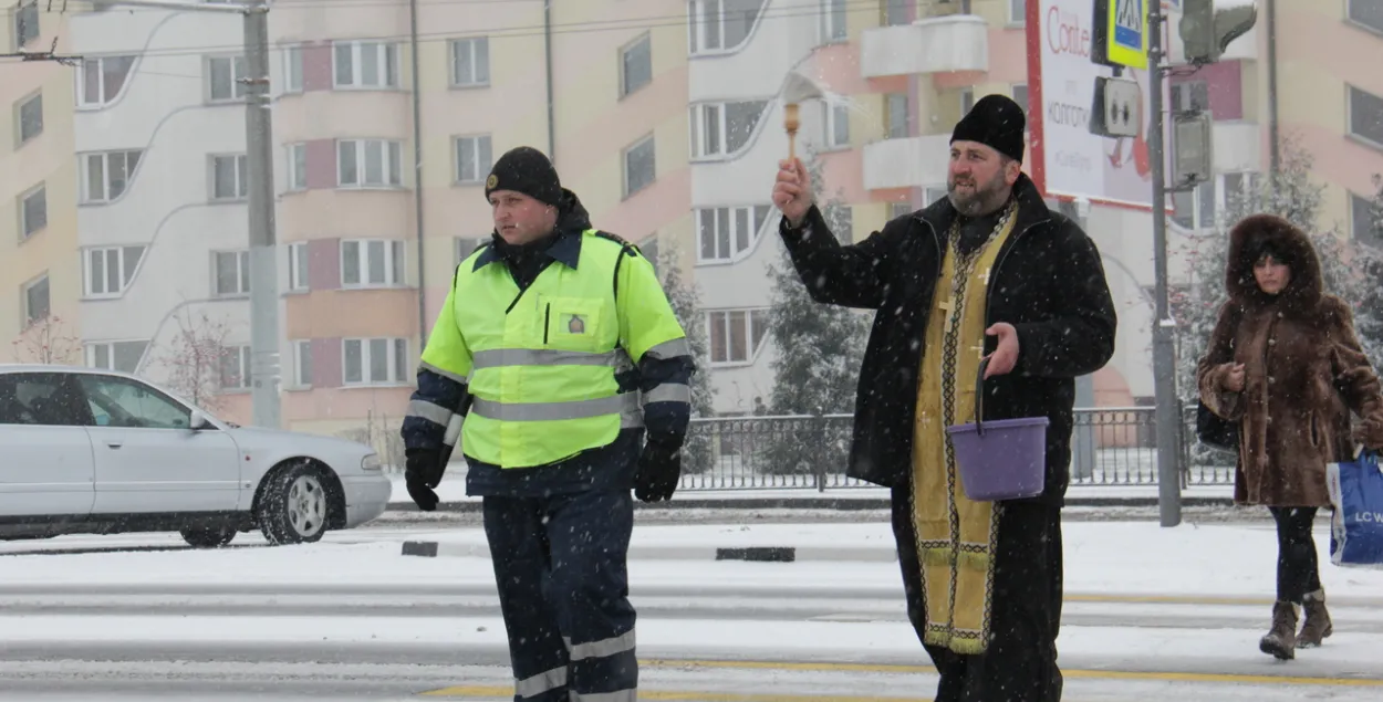 У Брэсце святар акрапіў пешаходныя пераходы, ён робіць гэта штогод (фота)