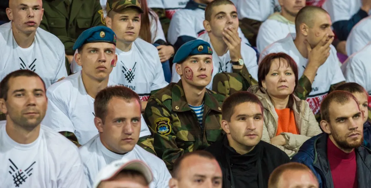 Беражкоў: Салдаты, якія глядзяць матчы футбольнай зборнай, купляюць білеты