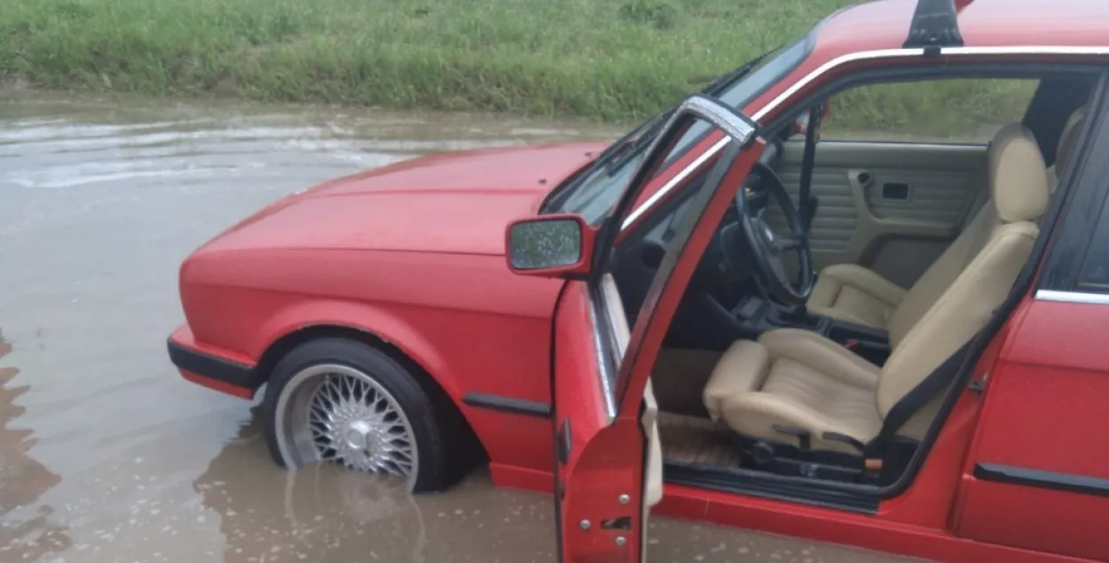 У Жлобіне ў лужыне ледзь не патанула машына, у якой было малое дзіцё